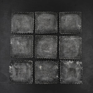 Raviolones de Salmón con masa Tinta de Calamar